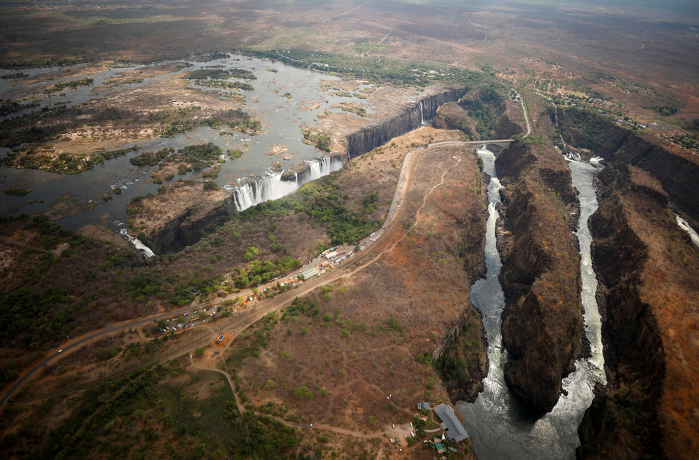 Nam châu Phi hạn hán kinh hoàng: cá chết khô, thác Victoria hùng vĩ cạn khô - Ảnh 8.