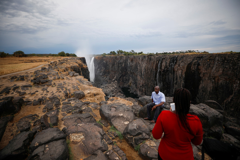 Nam châu Phi hạn hán kinh hoàng: cá chết khô, thác Victoria hùng vĩ cạn khô - Ảnh 9.