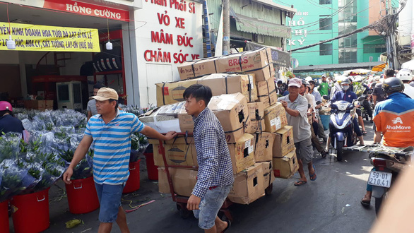 Tan tác chợ hoa Sài Gòn, tiền tỉ đổ bỏ ngày 30 tết - Ảnh 6.