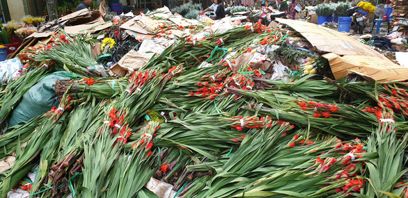 Tan tác chợ hoa Sài Gòn, tiền tỉ đổ bỏ ngày 30 tết - Ảnh 8.
