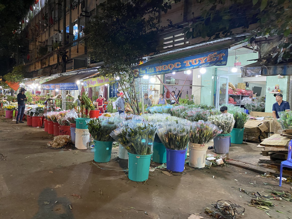Tan tác chợ hoa Sài Gòn, tiền tỉ đổ bỏ ngày 30 tết - Ảnh 1.