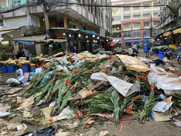Tan tác chợ hoa Sài Gòn, tiền tỉ đổ bỏ ngày 30 tết - Ảnh 3.