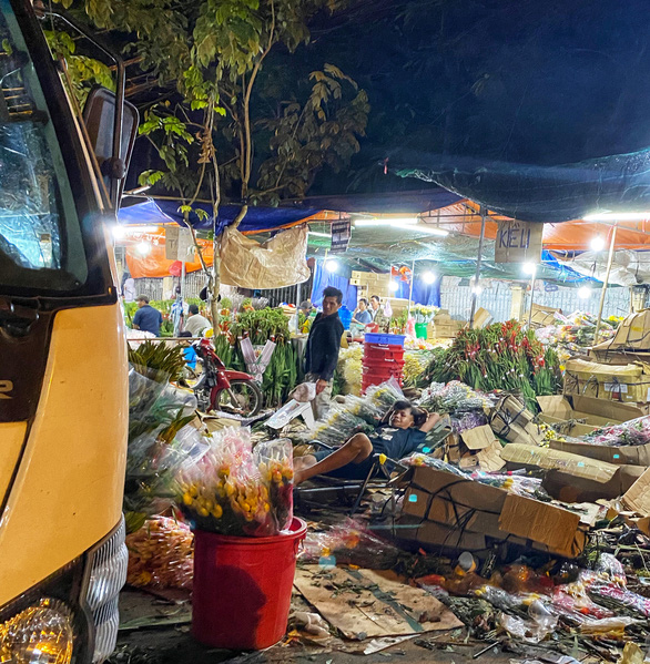 Tan tác chợ hoa Sài Gòn, tiền tỉ đổ bỏ ngày 30 tết - Ảnh 2.