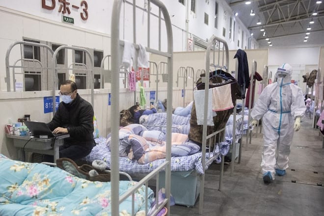 Các bệnh nhân tại một bệnh viện dã chiến ở Vũ Hán (tỉnh Hồ Bắc, Trung Quốc) /// AFP