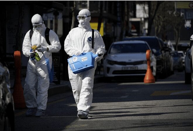 Các nhân viên khử trùng và làm vệ sinh một khu mua sắm ở thủ đô Seoul, Hàn Quốc, ngày 27.2 /// Reuters