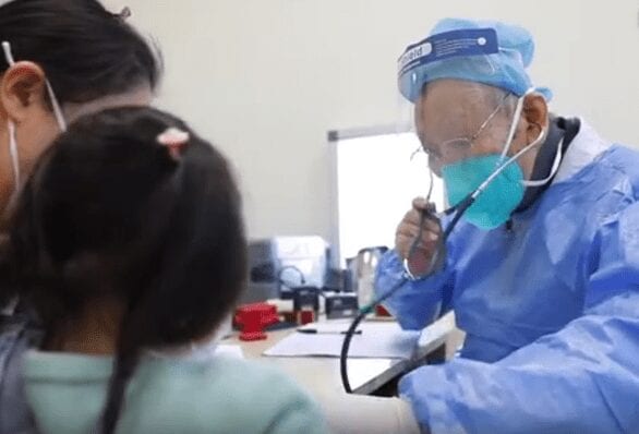 Bác sĩ 86 tuổi ngồi xe lăn kiên trì bám trụ giữa dịch COVID-19 - Ảnh 2.