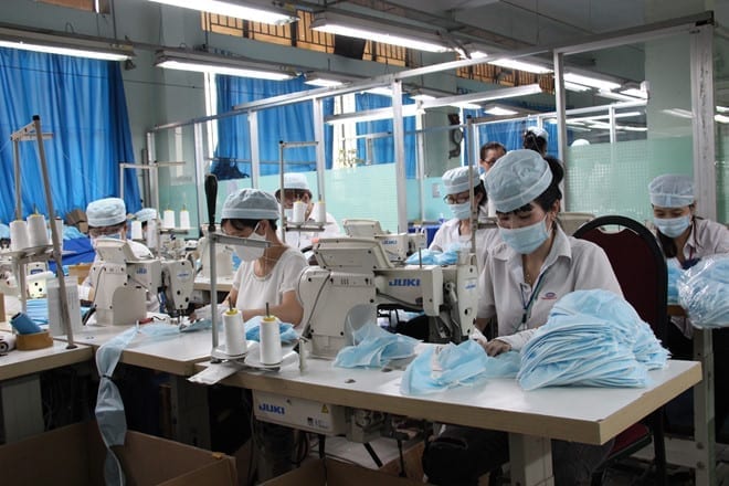 Công nhân Tổng công ty may Đồng Nai tăng cường may khẩu trang   phòng chống dịch	 /// Ảnh: Lê Bình