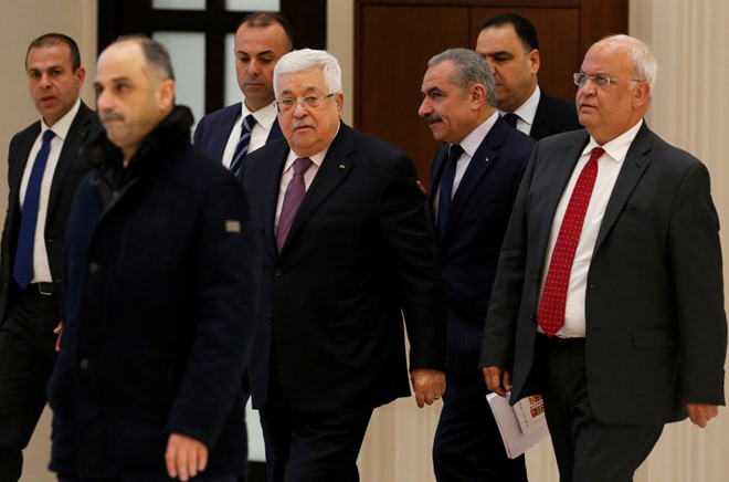 Tổng thống Palestine Mahmoud Abbas (giữa) đến Ramallah ngày 28.1 để đọc diễn văn phản đối kế hoạch hòa bình Trung Đông của Tổng thống Mỹ Donald Trump /// Reuters