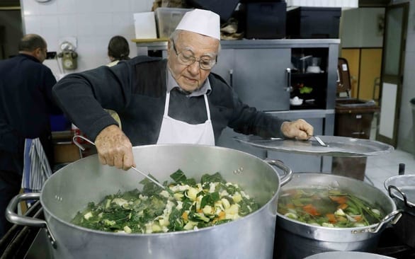 Thành Rome có đầu bếp 90 tuổi của những người vô gia cư - Ảnh 1.