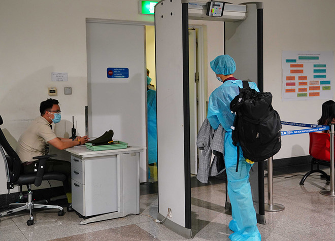 Hành khách nhập cảnh Việt Nam từ Hàn Quốc được kiểm tra y tế, đưa về khu cách ly ngay từ khi xuống sân bay Tân Sơn Nhất /// Ảnh: Độc Lập