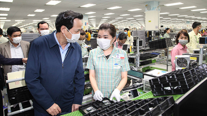 Bộ trưởng Bộ LĐ-TB-XH Đào Ngọc Dung kiểm tra công tác phòng chống dịch bệnh tại Công ty TNHH Samsung Electronics Việt Nam Thái Nguyên /// Ảnh Thanh Phúc