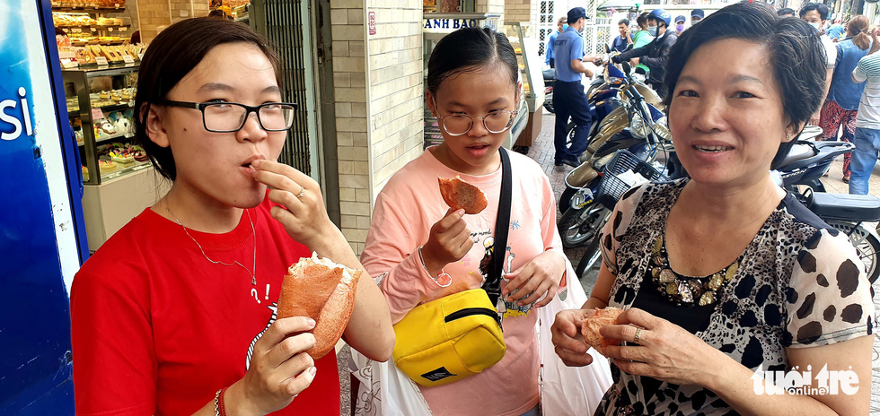 Xếp hàng dài chờ mua bánh mì thanh long giải cứu nông sản Việt - Ảnh 7.