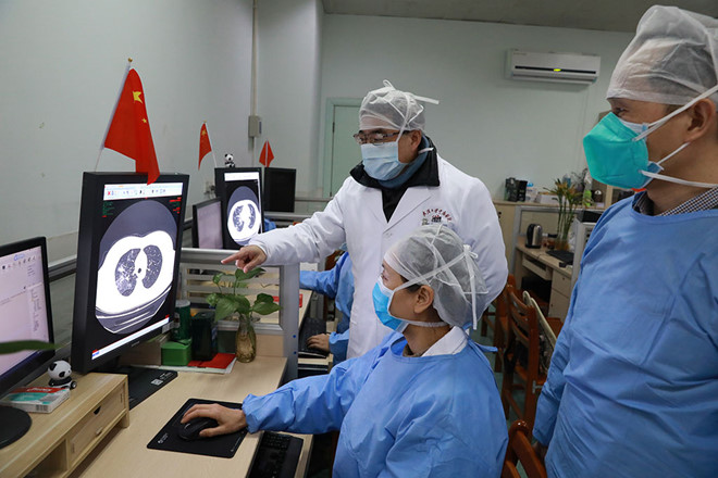 Bác sĩ kiểm tra hình ảnh chụp CT phổi tại một bệnh viện ở Vũ Hán Ảnh: REUTERS