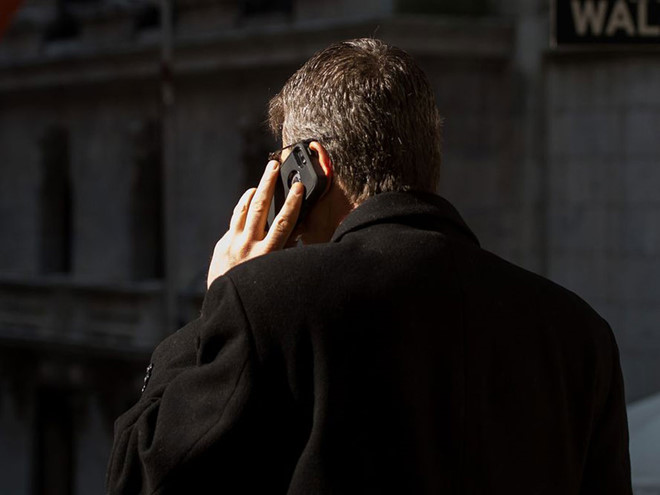 Sóng điện thoại di động không ảnh hưởng sức khỏe người dùng /// Ảnh Bloomberg