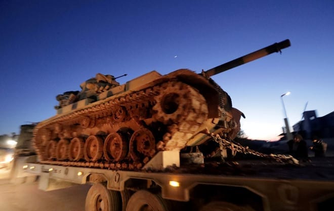 Xe quân sự Thổ Nhĩ Kỳ tiến vào tỉnh Idlib của Syria hôm 9.2 /// Reuters