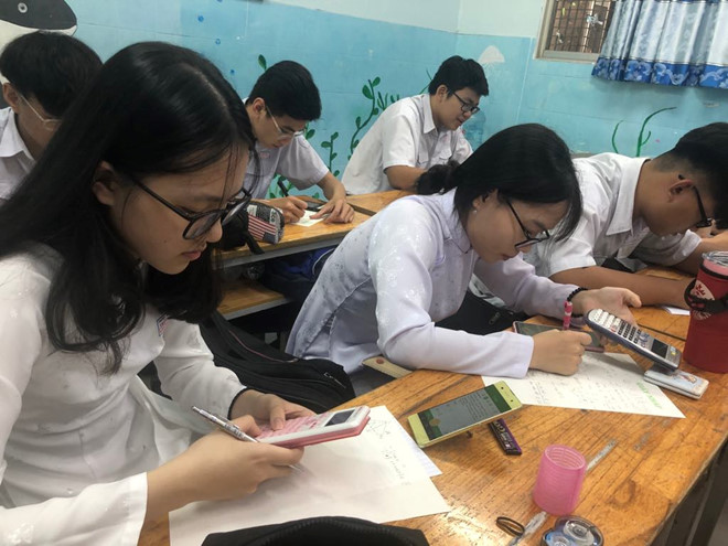 Học sinh lớp 12 Trường THPT Trần Hữu Trang (Q.5, TP.HCM) làm bài kiểm tra trên ứng dụng điện thoại /// Bảo Châu