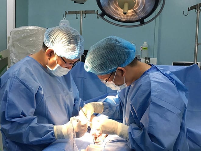 Phẫu thuật nối ống dẫn tinh tại Khoa nam học, Bệnh viện Bình Dân (TP.HCM) /// Ảnh: Dũng Tiến