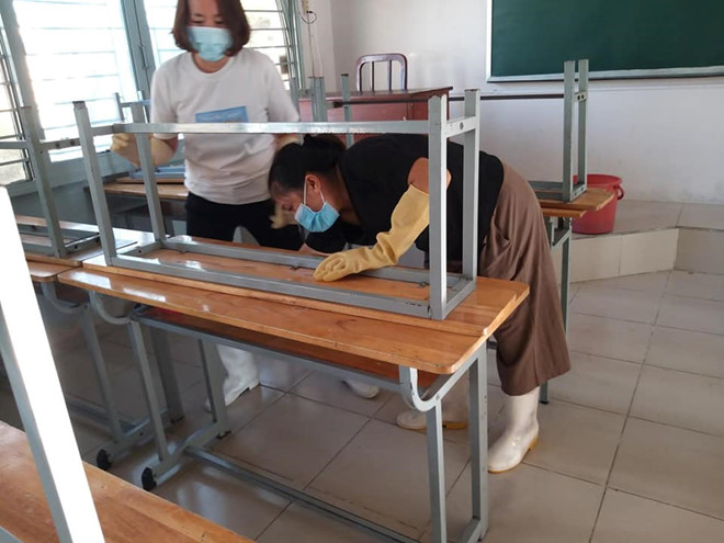 Giáo viên Trường THCS Trần Văn Ơn (Q.1, TP.HCM) vệ sinh lớp học chuẩn bị đón học sinh trở lại trường /// Bảo Châu