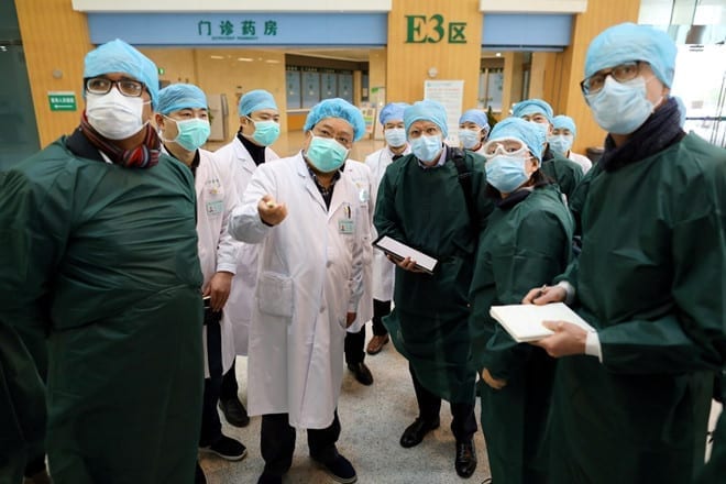 Nhóm chuyên gia WHO và Trung Quốc tại Bệnh viện Đồng Tể ở Vũ Hán, Trung Quốc /// Reuters