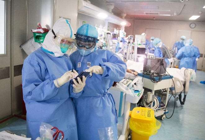 Các nhân viên y tế thuộc khu vực chữa trị bệnh nhân COVID-19 tại một bệnh viện ở Vũ Hán, Trung Quốc /// AFP