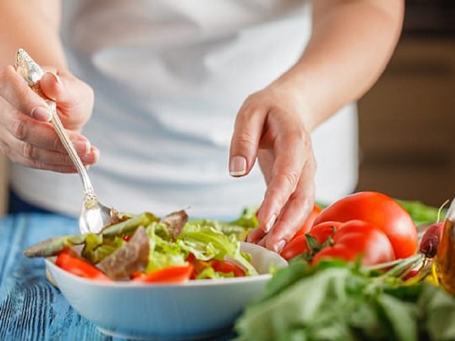 Các chuyên gia tin rằng để giúp cơ thể khỏe mạnh và duy trì cân nặng, thì mọi người cần duy trì các thói quen ăn uống lành mạnh /// Ảnh minh họa: Shutterstock