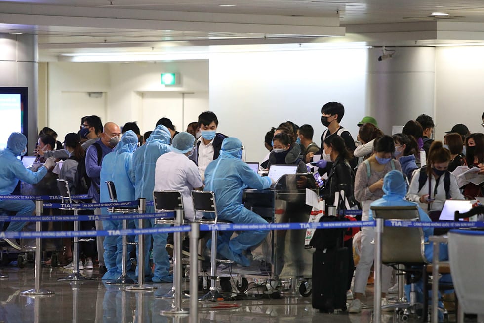 Những người ở điểm “nóng” tiếp nhận, kiểm dịch người Việt về nước ở sân bay - ảnh 14