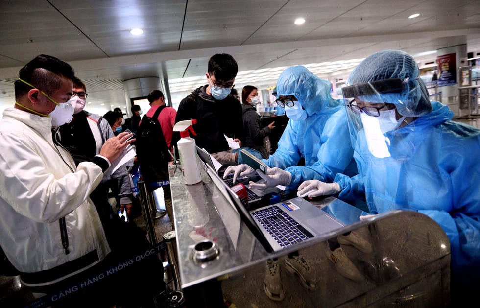 Những người ở điểm “nóng” tiếp nhận, kiểm dịch người Việt về nước ở sân bay - ảnh 7
