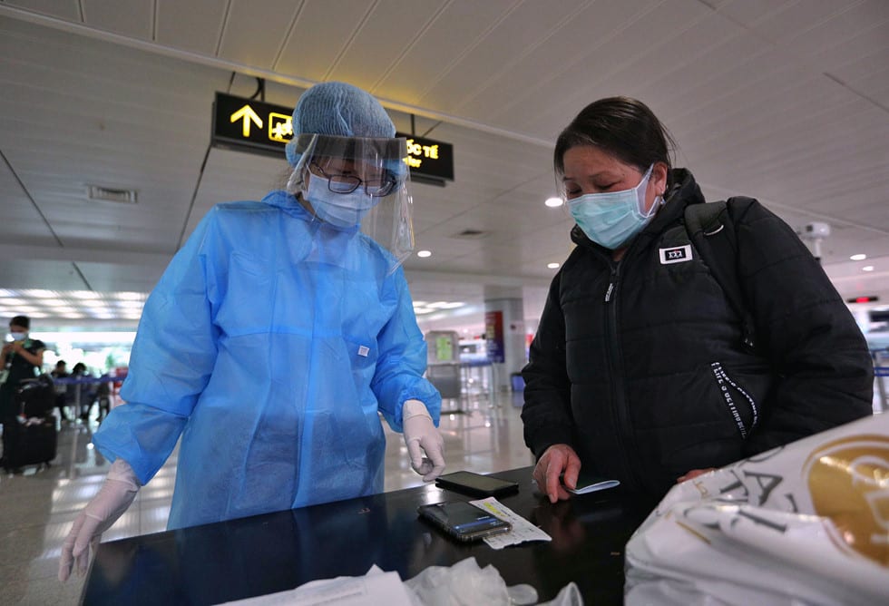 Những người ở điểm “nóng” tiếp nhận, kiểm dịch người Việt về nước ở sân bay - ảnh 2