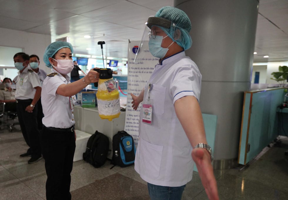 Những người ở điểm “nóng” tiếp nhận, kiểm dịch người Việt về nước ở sân bay - ảnh 11