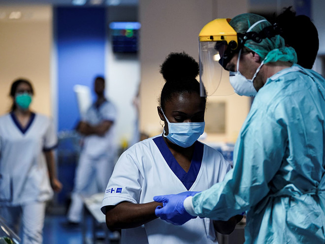 Các nhân viên y tế mặc trang phục bảo hộ tại một bệnh viện ở Bỉ	 /// Ảnh: AFP