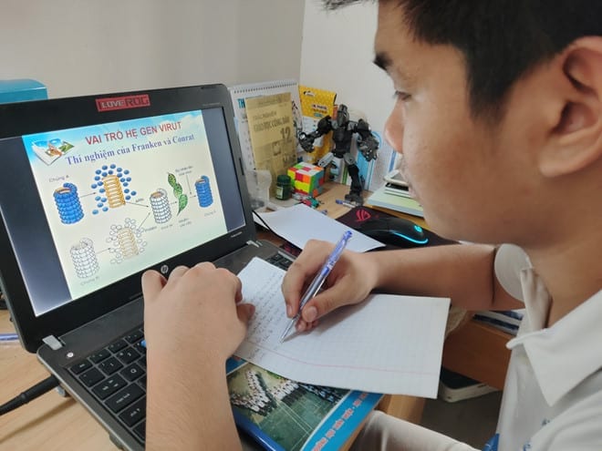 Một học sinh Trường THPT Tây Thạnh (Q.Tân Phú, TP.HCM) học trực tuyến môn sinh	 /// Ảnh: Khả Hòa