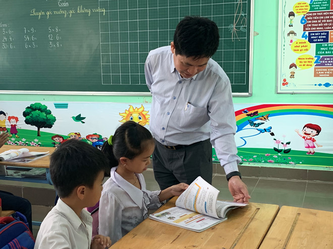 Ông Nguyễn Xuân Thành trao đổi với học sinh về nội dung bài học trong chương trình hiện hành /// Ảnh: T.Mai