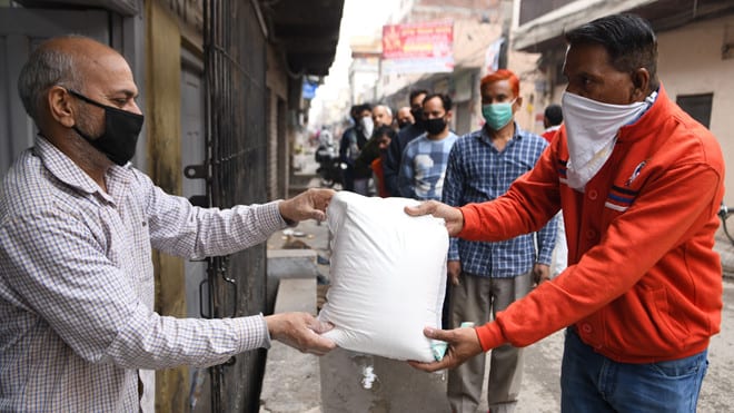 Người dân xếp hàng mua thực phẩm tại thành phố Amritsar, bang Punjab /// AFP