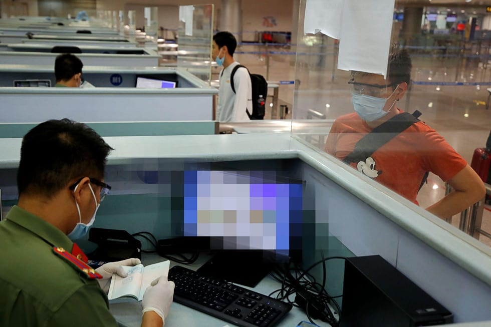 Những người ở điểm “nóng” tiếp nhận, kiểm dịch người Việt về nước ở sân bay - ảnh 19