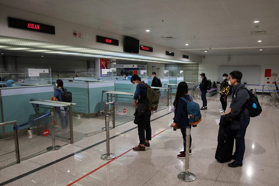 Những người ở điểm “nóng” tiếp nhận, kiểm dịch người Việt về nước ở sân bay - ảnh 20