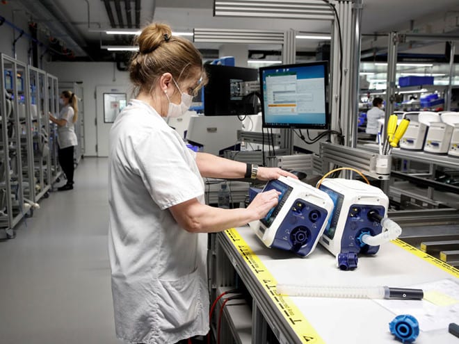 Nhân viên kiểm tra máy thở tại nhà máy của Hãng Hamilton Medical AG ở Thụy Sĩ /// Reuters