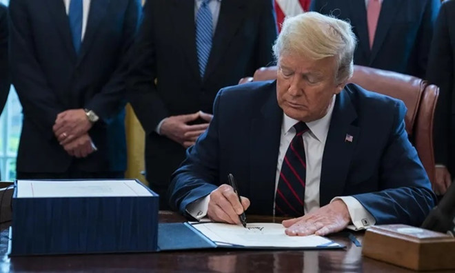 Tổng thống Trump ký gói cứu trợ 2.000 tỉ ngày 27.3, ngay sau khi Hạ viện thông qua /// AFP