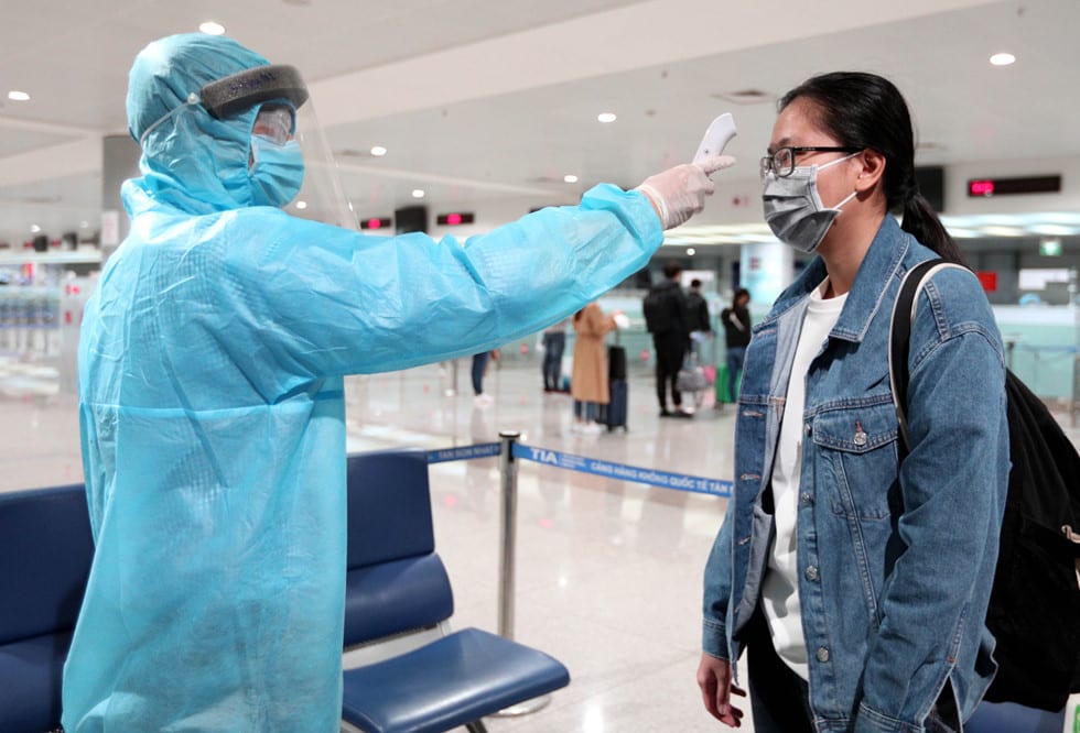 Những người ở điểm “nóng” tiếp nhận, kiểm dịch người Việt về nước ở sân bay - ảnh 8
