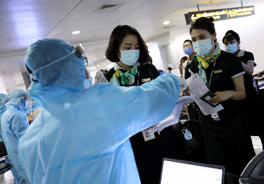 Kiểm tra y tế tại sân bay Tân Sơn Nhất (TP.HCM) ngày 19.3  /// Ảnh: Ngọc Dương