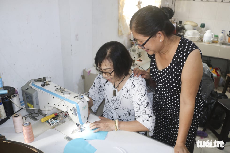 Những cô thợ may khẩu trang miễn phí phát cho công nhân, lao động nghèo ở Sài Gòn - Ảnh 2.