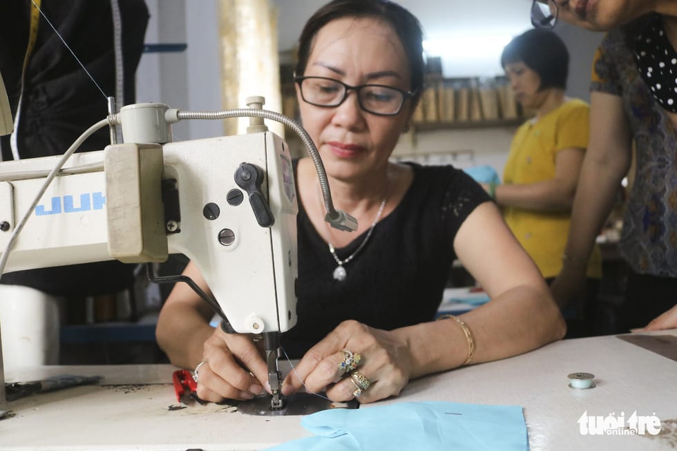 Những cô thợ may khẩu trang miễn phí phát cho công nhân, lao động nghèo ở Sài Gòn - Ảnh 3.