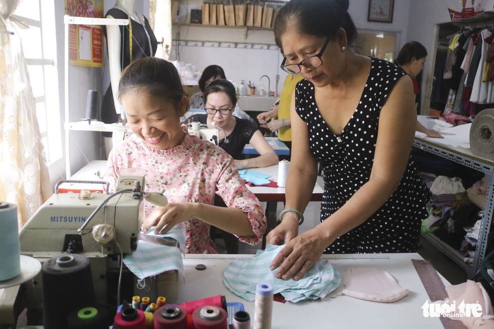 Những cô thợ may khẩu trang miễn phí phát cho công nhân, lao động nghèo ở Sài Gòn - Ảnh 1.