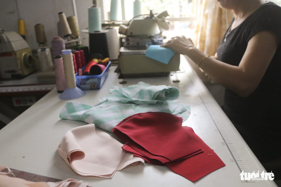Những cô thợ may khẩu trang miễn phí phát cho công nhân, lao động nghèo ở Sài Gòn - Ảnh 5.