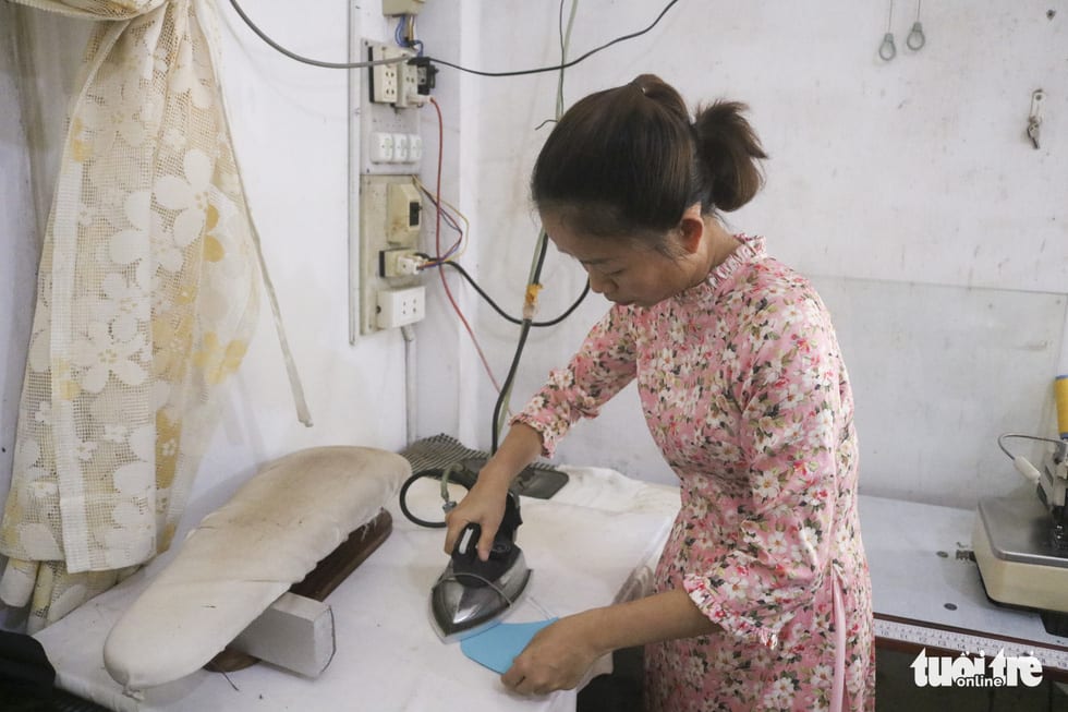 Những cô thợ may khẩu trang miễn phí phát cho công nhân, lao động nghèo ở Sài Gòn - Ảnh 4.
