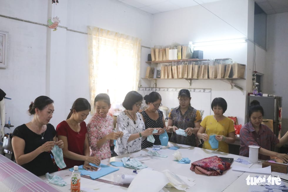 Những cô thợ may khẩu trang miễn phí phát cho công nhân, lao động nghèo ở Sài Gòn - Ảnh 6.
