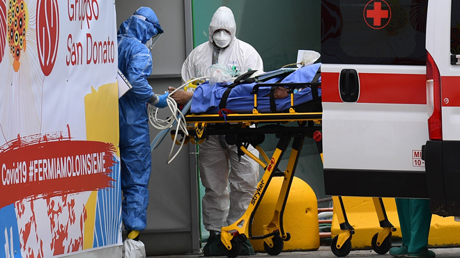 Bệnh nhân được đưa đến một khu chăm sóc đặc biệt ở bệnh viện tại Milan /// AFP