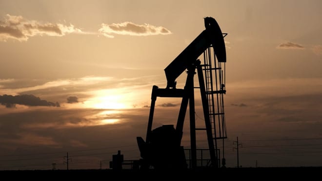 Giá dầu có đợt sụt giảm mạnh nhất sau gần 5 năm  /// Ảnh Reutes