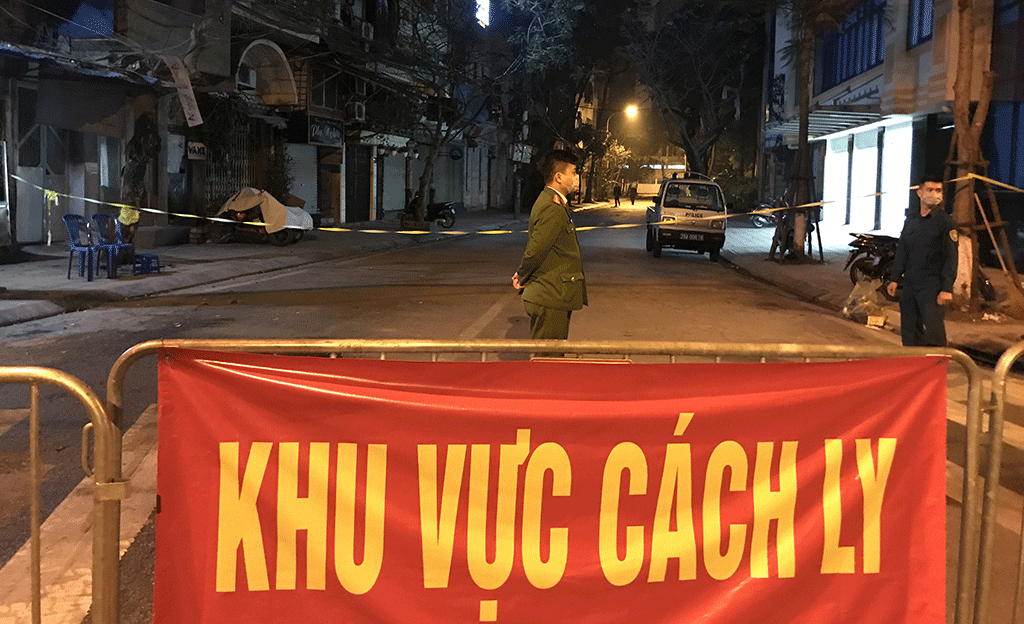 Lực lượng chức năng phong tỏa khu phố Trúc Bạch tối 8.3 	 /// Ảnh: Gia Hân