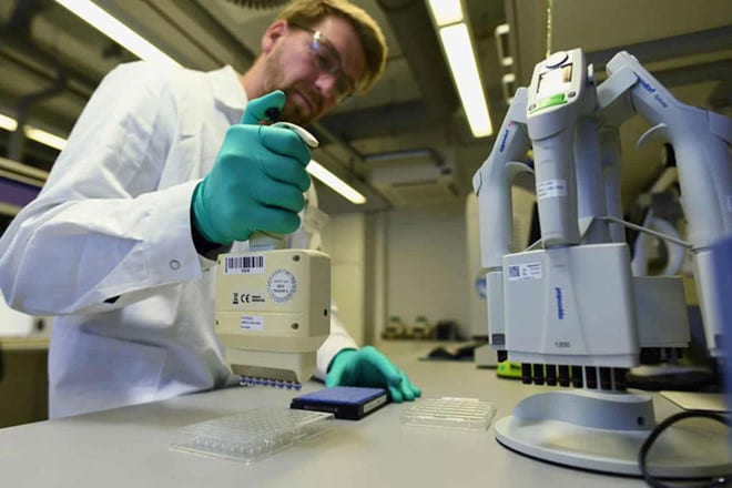 Một chuyên gia của Hãng CureVac làm việc trong phòng điều chế vắc xin chống Covid-19 tại TP.Tuebingen, Đức ngày 12.3 /// Reuters