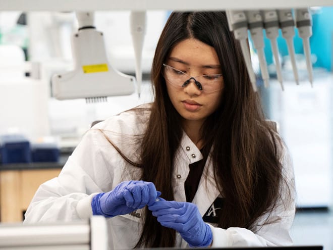 Chuyên gia nghiên cứu vắc xin Covid-19 tại một phòng thí nghiệm ở California, Mỹ /// Reuters